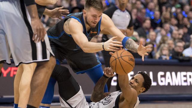 Luka Doncic pelea un balón con los Dallas Mavericks frente a San Antonio Spurs