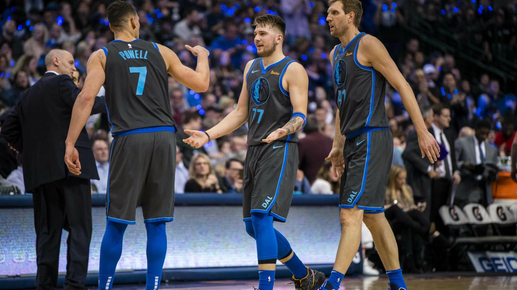 Luka Doncic junto a Powell y Nowitzki