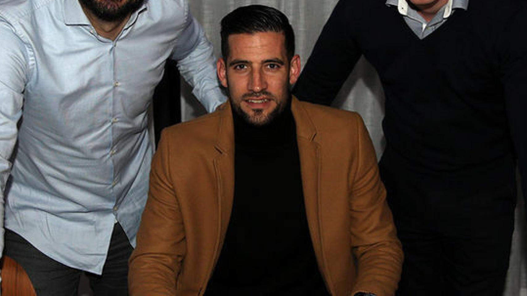 Casilla firmando el contrato. Foto: leedsunited.com