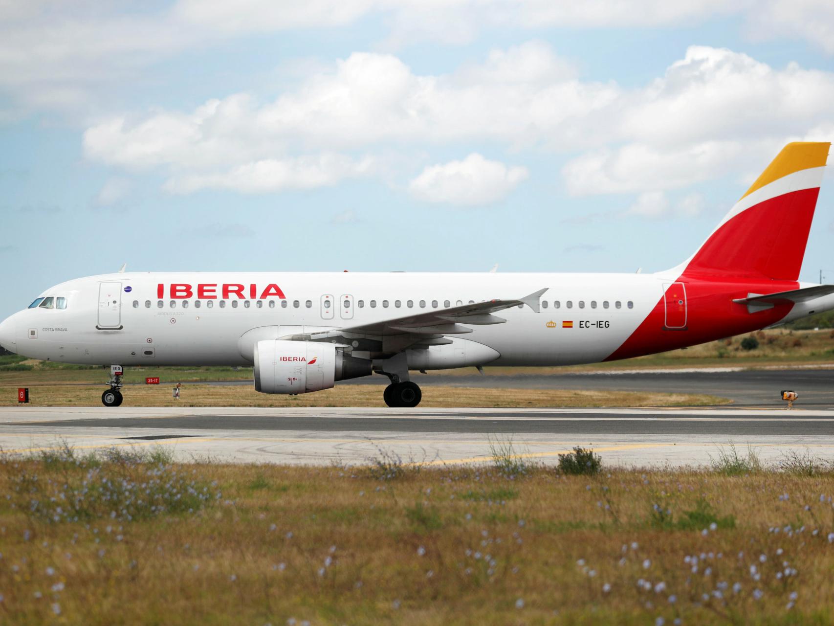 Un avión de Iberia aterriza en el aeropuerto de Lisboa