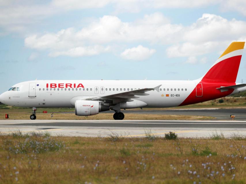 Un avión de Iberia aterriza en el aeropuerto de Lisboa
