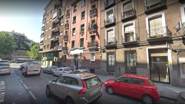 El portal número 5 de la calle Arriaza, donde ha sido hallado el cuerpo del anciano