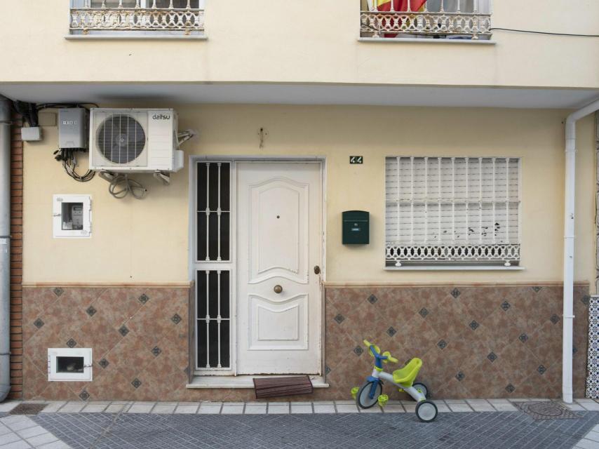 El triciclo de Julen sigue apoyado en la fachada de su casa desde el pasado domingo, cuando cayó al pozo.