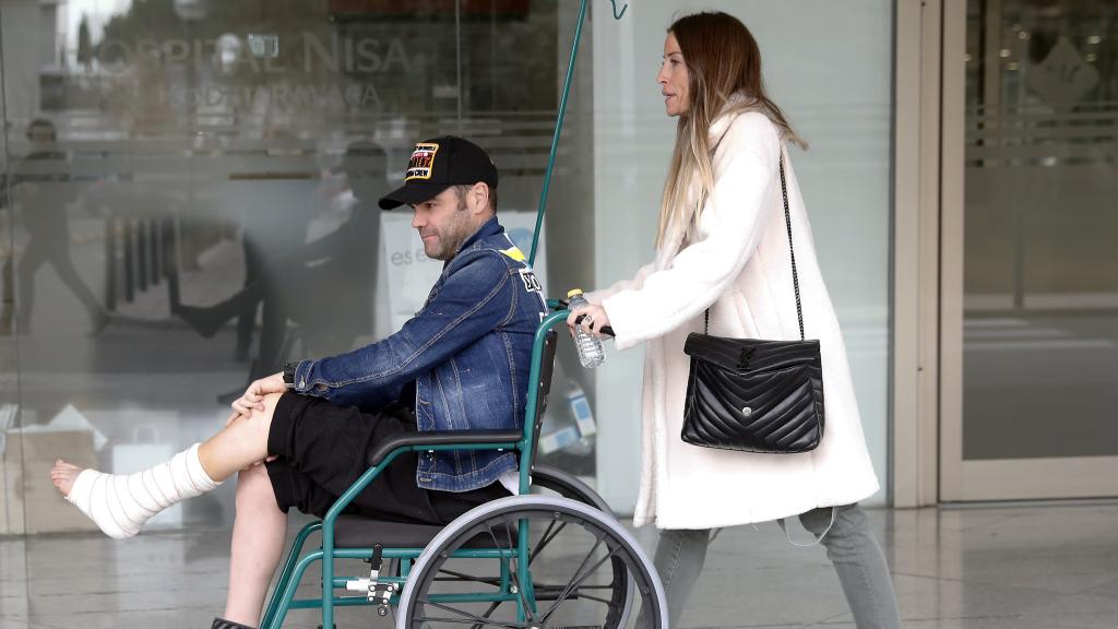 Marta Castro y Fonsi Nieto abandonando el hospital