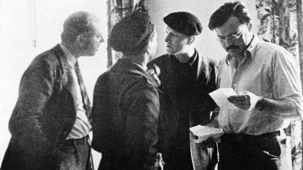 John Dos Passo (i) y Ernest Hemingway durante la Guerra Civil.