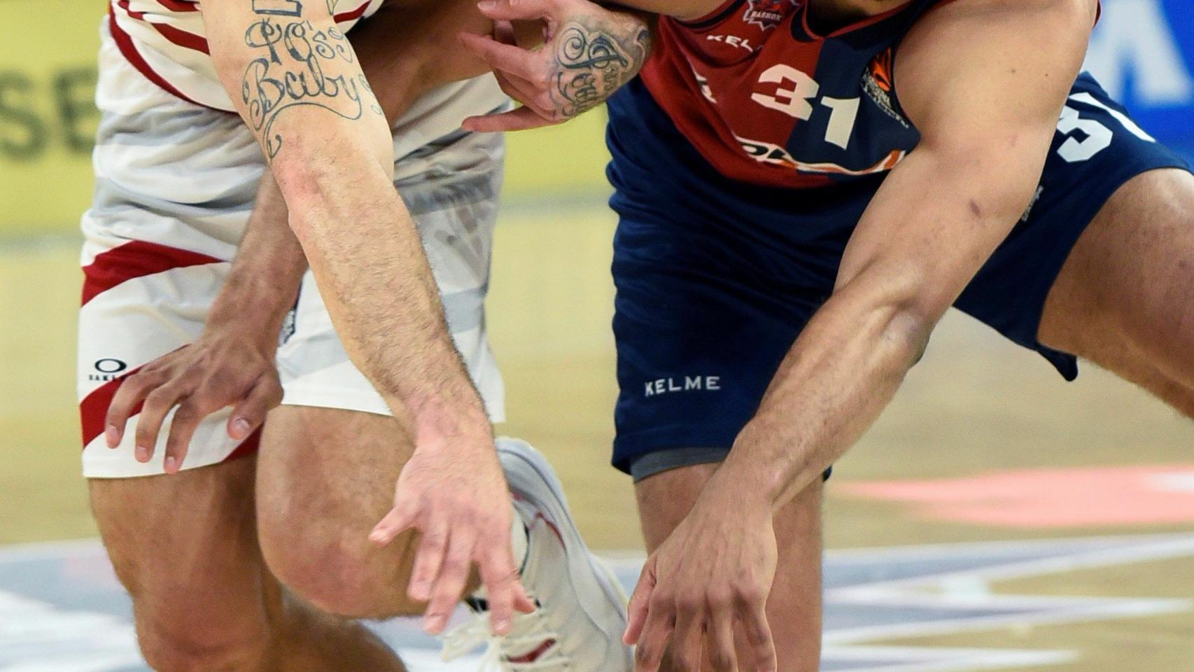 Mike James apunto de robar una pelota al jugador del Baskonia