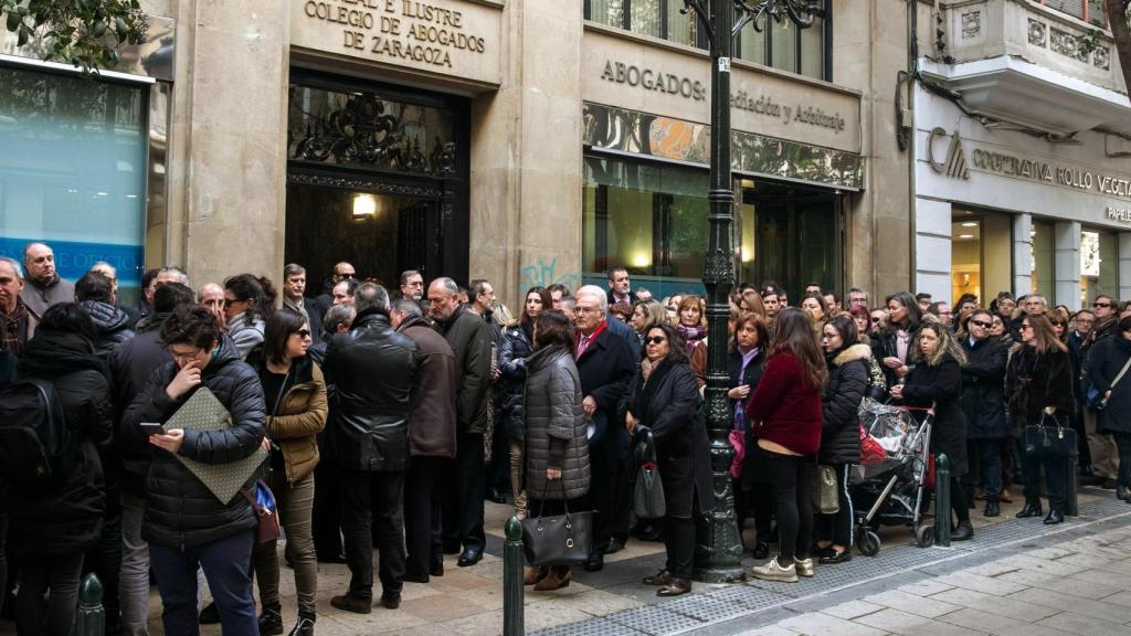 Decenas de letrados concentrados en la sede del Colegio de Abogados de Zaragoza en repulsa del asesinato.