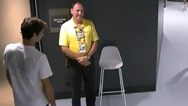 Federer esperando a su acreditación