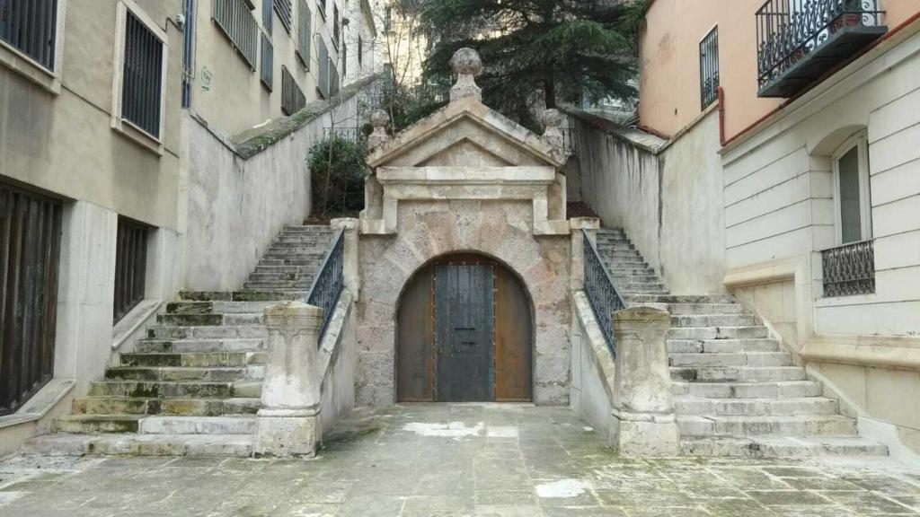 Entrada al refugio de Calderón de la Barca por las escaleras del Hospital de Santiago. Un espacio entre el Renacimiento y el Barroco.