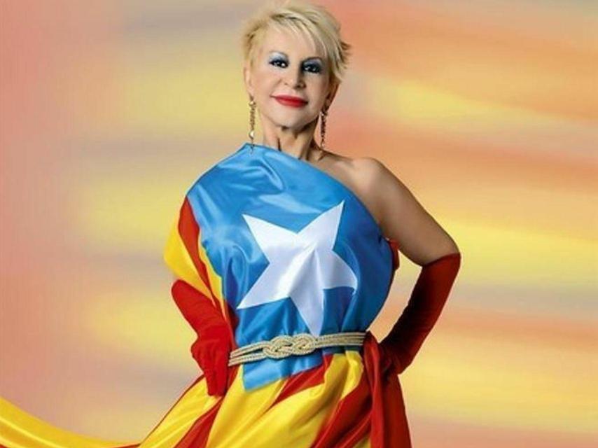 La periodista vestida con la estelada.