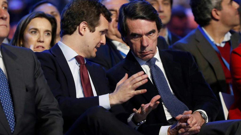 Casado departe con Aznar durante la convención.