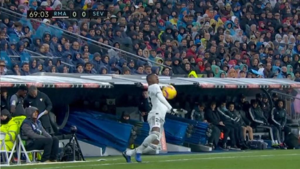 Vinicius controla el balón en el partido contra el Sevilla