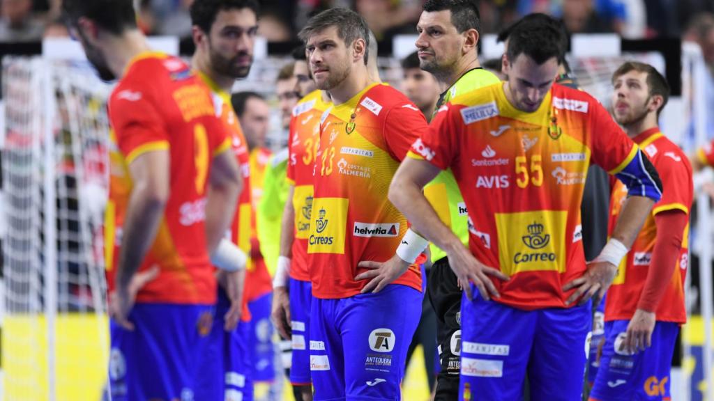 Los jugadores de la selección española de balonmano, cabizbajos tras la derrota