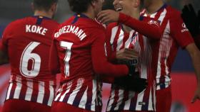 Los jugadores del Atlético celebran uno de los goles ante el Huesca