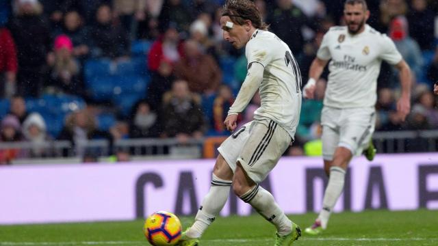 Luka Modric marca el segundo gol ante el Sevilla en un mano a mano