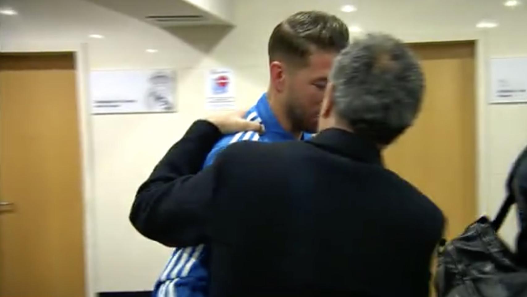 Sergio Ramos y Joaquín Caparrós, en el túnel de vestuarios del Santiago Bernabéu