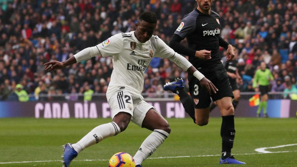 Vinicius dispara a portería frente a un jugador del Sevilla