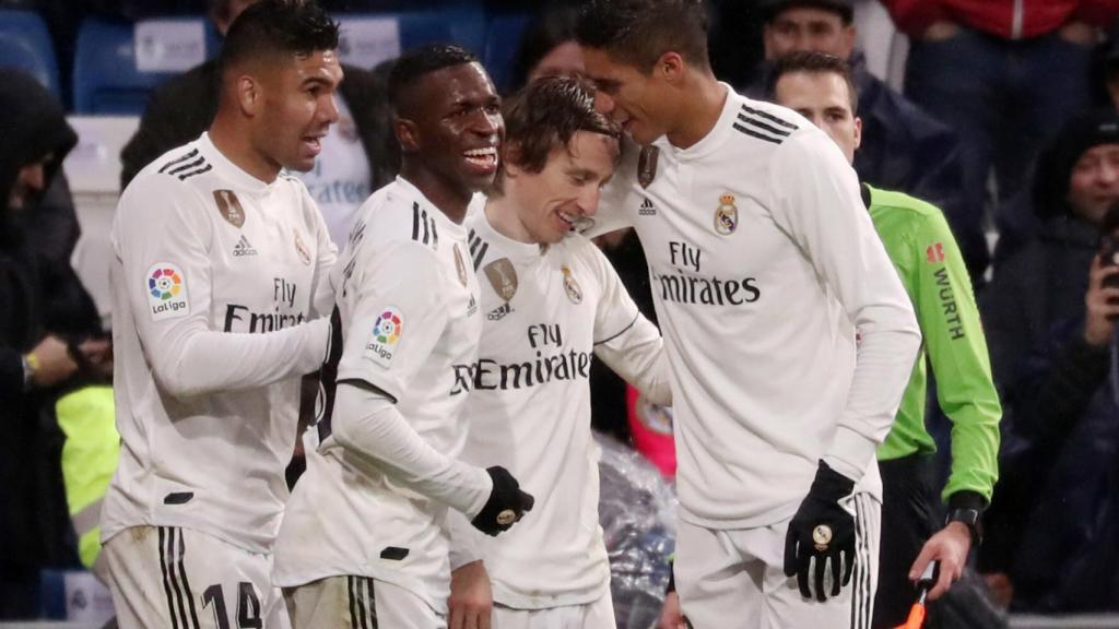 Los jugadores del Real Madrid celebran el gol de Casemiro ante el Sevilla