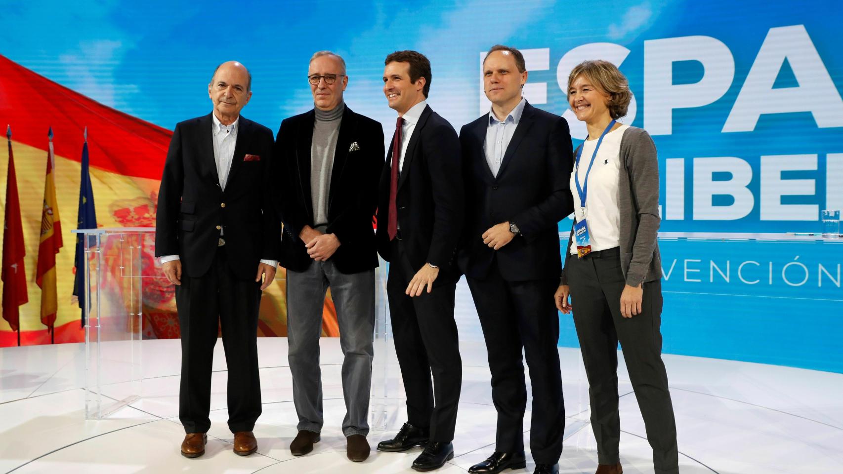 Pablo Casado, junto a Isabel García Tejerina (dcha.), y los economistas Carlos Rodríguez-Braun (izqda.), Lorenzo Bernaldo de Quirós y Daniel Lacalle