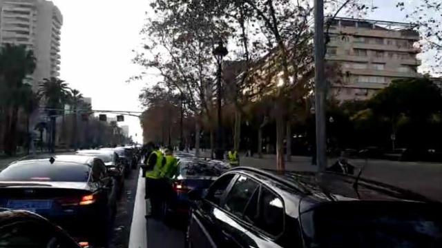 Los vehículos cortan la avenida barcelonesa