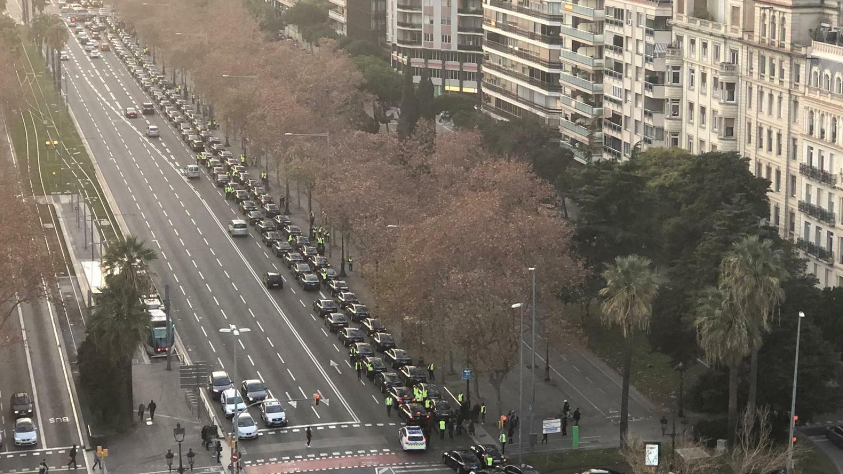 Los vehículos han formado una larga cola en la Avenida Diagonal