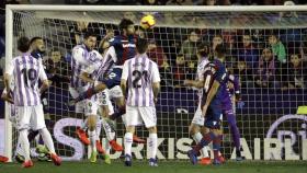 Coke, defensa del Levante, remata de cabeza para marcar ante el Valladolid
