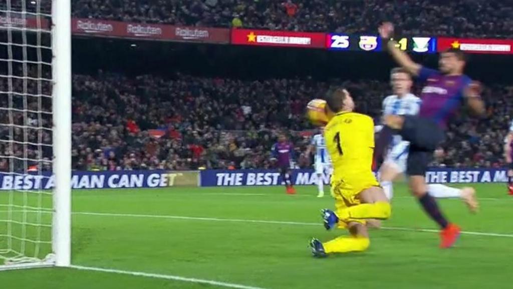 Luis Suárez choca con Cuéllar en la jugada de su gol. Foto: Twitter (@elchiringuitotv)