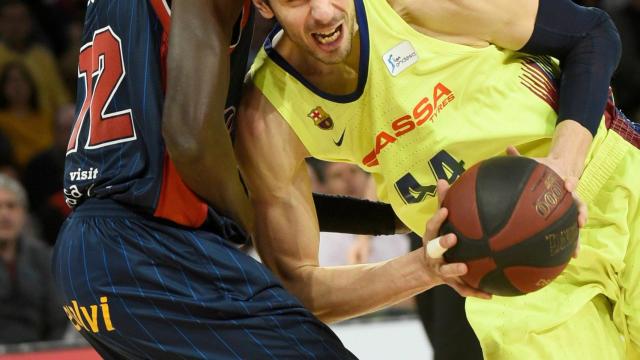 Ante Tomic intenta superar a Illimane Diop en el Baskonia - Barcelona