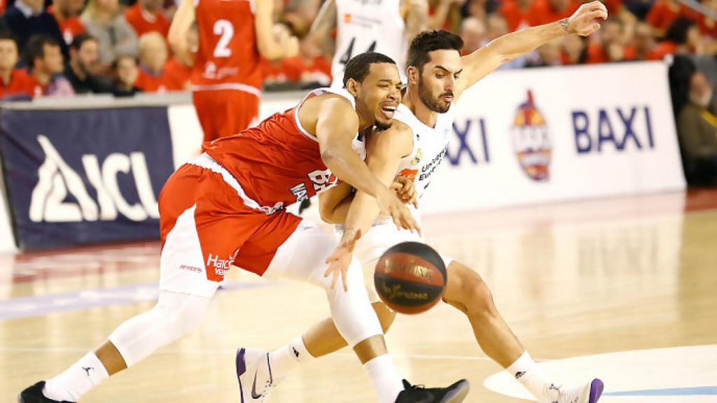 Campazzo lucha por una pelota ante el Manresa. Foto: ACB.com