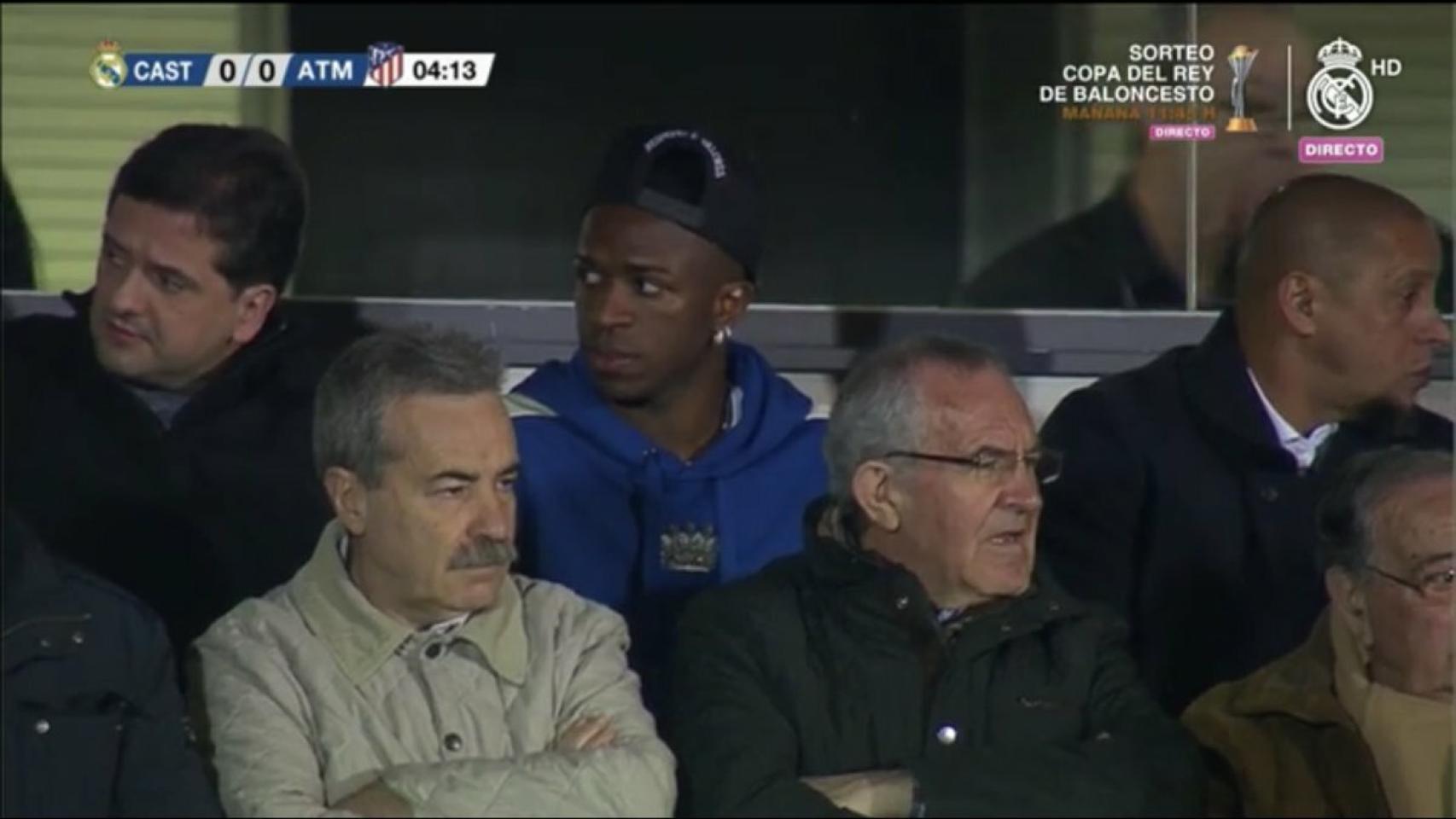 Vinicius, en el Di Stefano para ver el derbi junto a Roberto Carlos