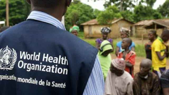 Un trabajador de la Organización Mundial de la Salud supervisa a una población