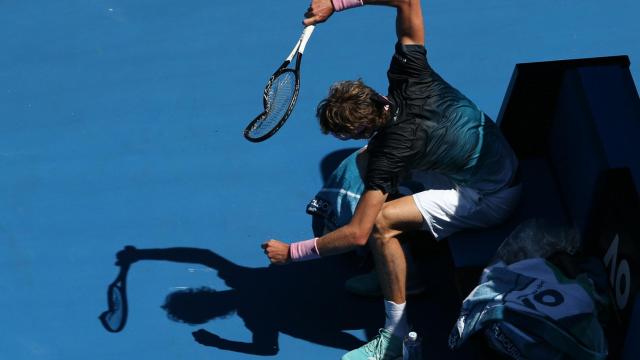 Zverev rompe su raqueta en el Open de Australia ante Raonic