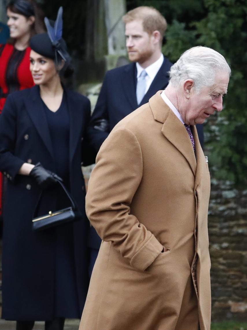 Meghan Markle y el príncipe Harry de fondo, y el duque de Edimburgo en un primer plano.