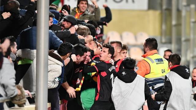 Los jugadores del Reus celebran un gol con su afición