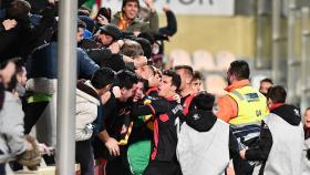 Los jugadores del Reus celebran un gol con su afición