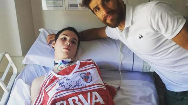 Ponzio entregando una camiseta a un niño hospitalizado. Foto: Instagram. (@todosporAlann)