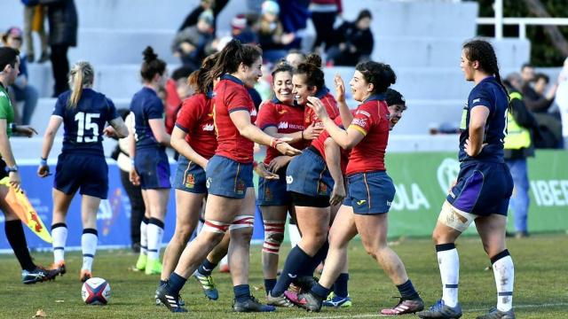 Los jugadores españolas celebran la victoria ante Escocia. Foto: ferugby.es