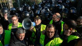 Los taxistas se enfrentan a los Mossos tras intentar acceder al Parlament.