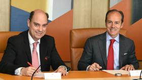 Los CEO de MAPFRE España, José Manuel Inchausti y de Santander España, Rami Aboukhair durante la firma