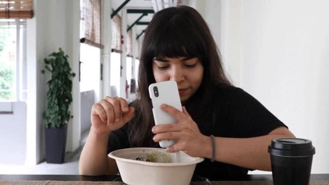 Una funda-tenedor para que puedas comer y mirar el móvil a la vez