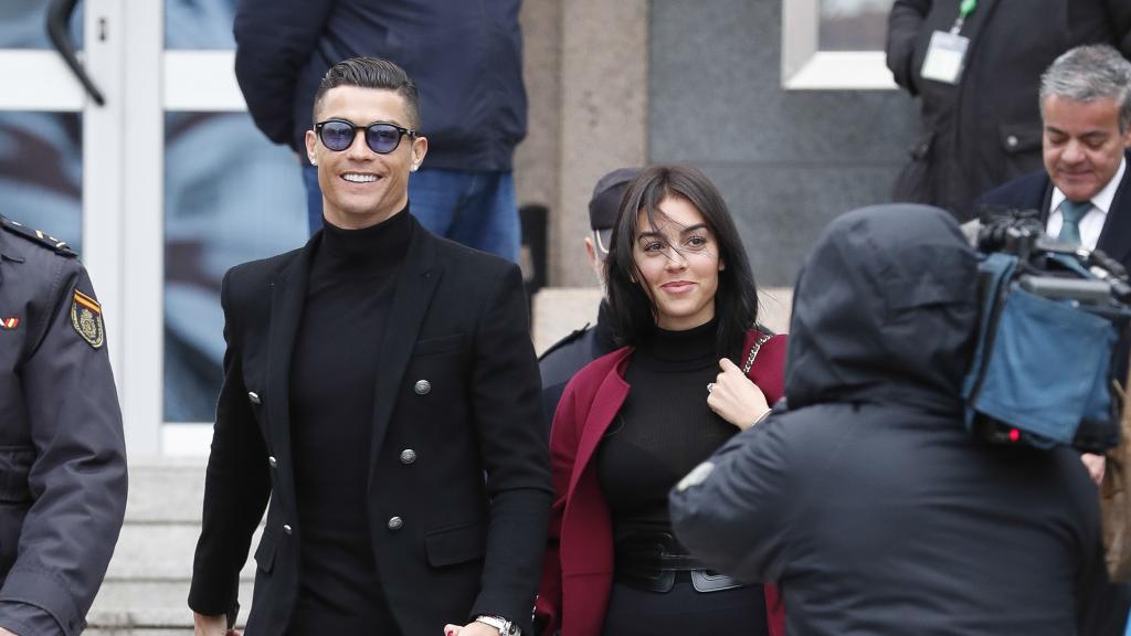 Cristiano Ronaldo y Georgina Rodríguez a su salida de la Audiencia Provincial de Madrid.