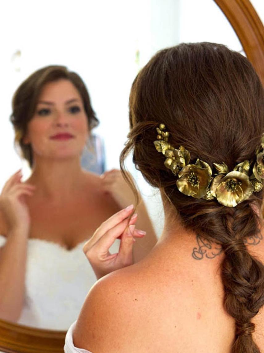 Tocado de media luna para novias con trenza.