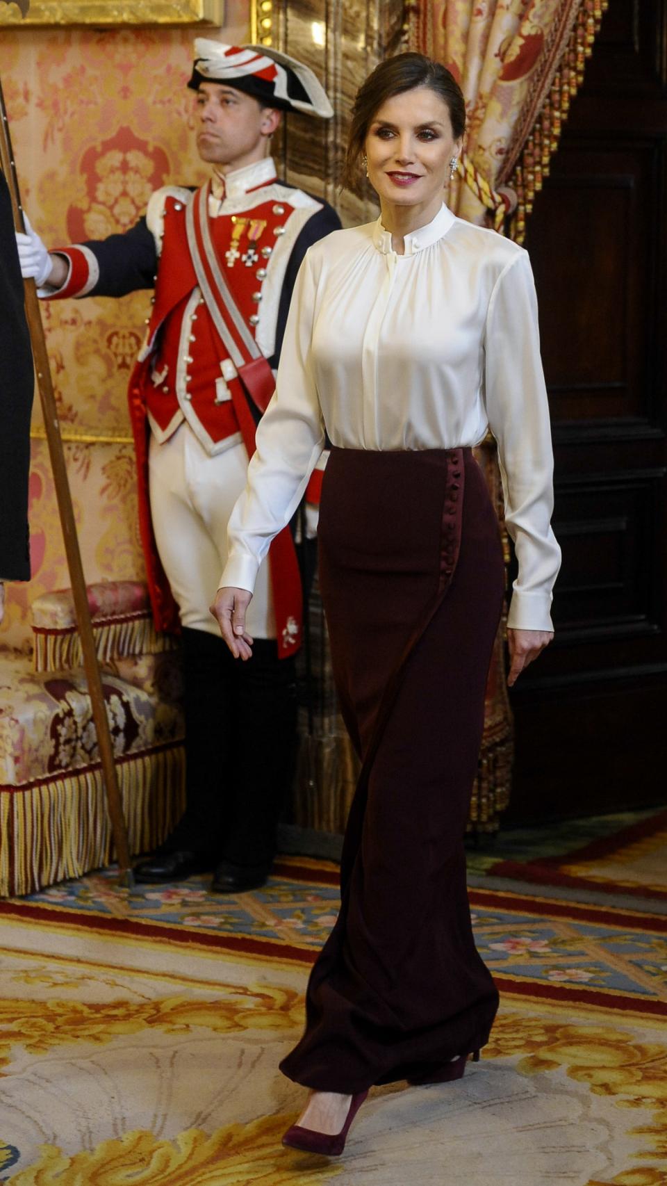 Fotografía individual de Letizia entrando en la estancia.