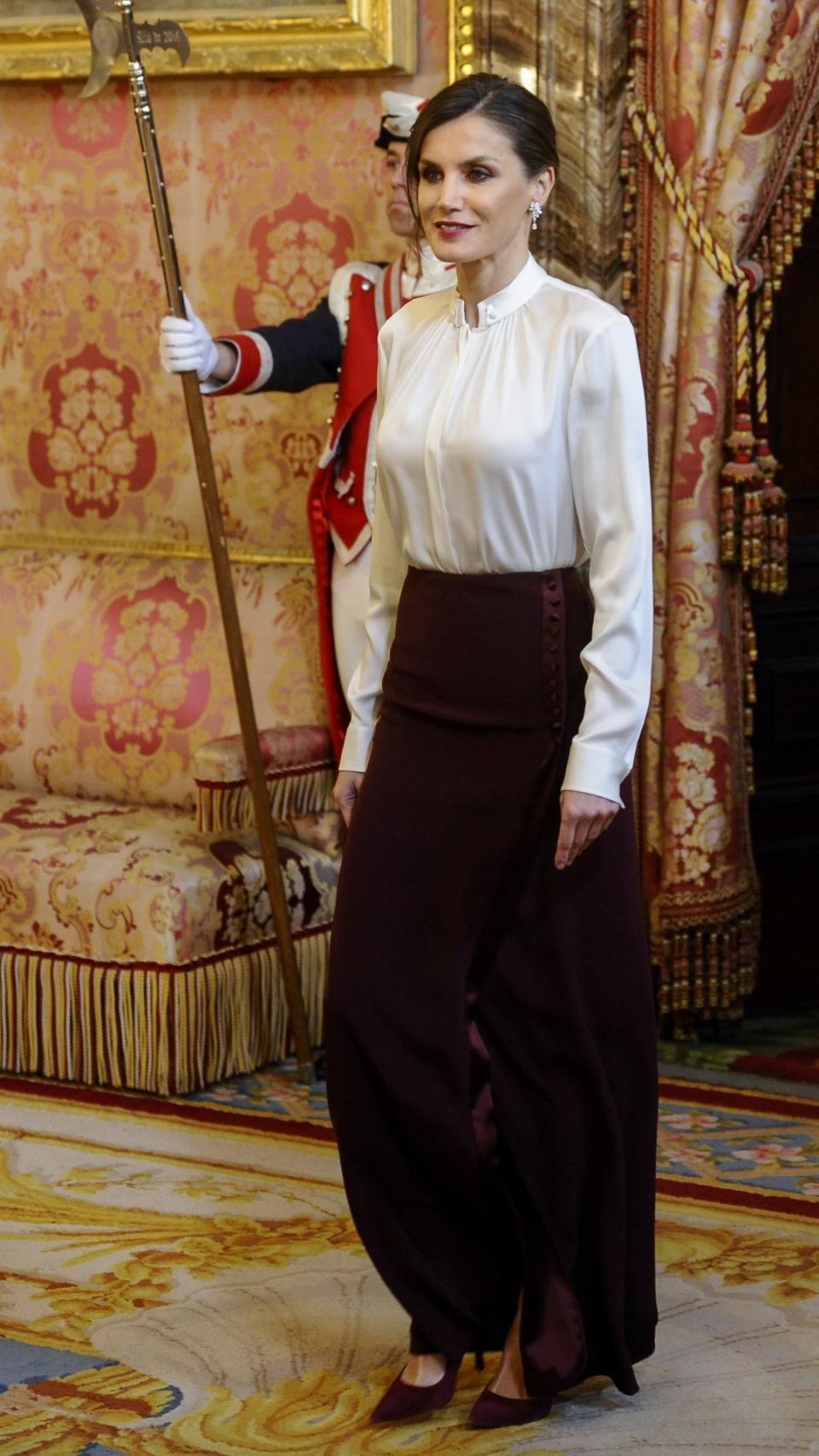 Letizia accediendo a la sala del Palacio Real donde recibieron a los embajadores.