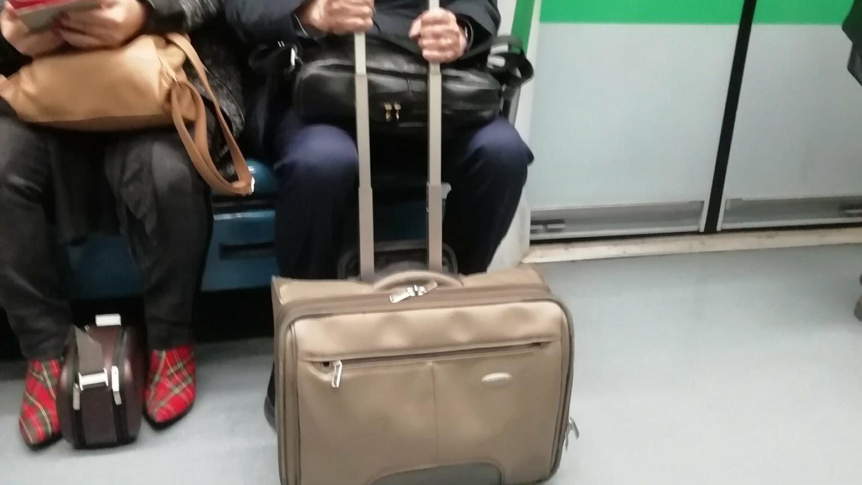 Joan Gaspart en el metro de Madrid. Foto: Twitter (@albcama)