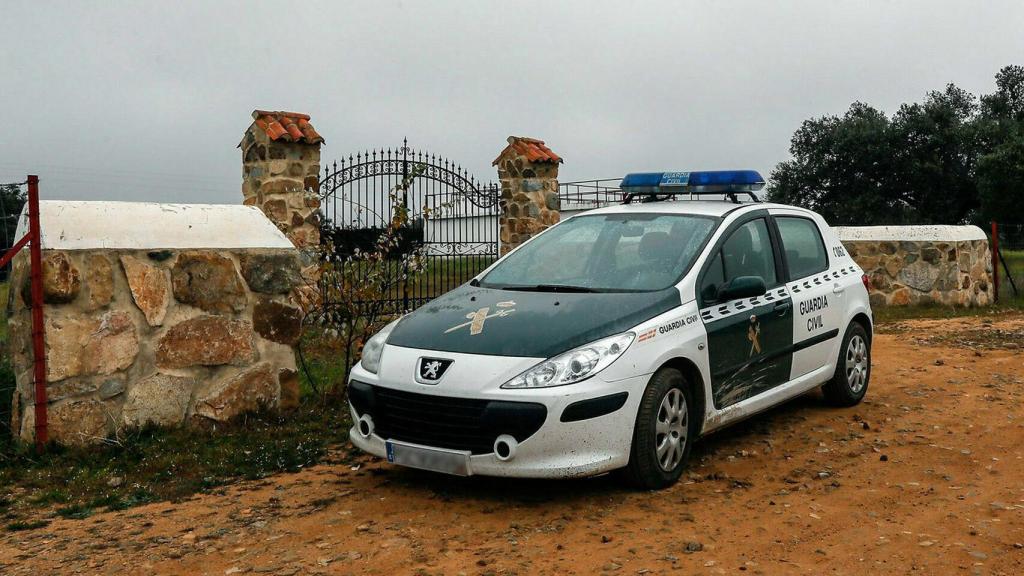 Coche de la Guardia Civil en la finca de Burguillos, en Sevilla