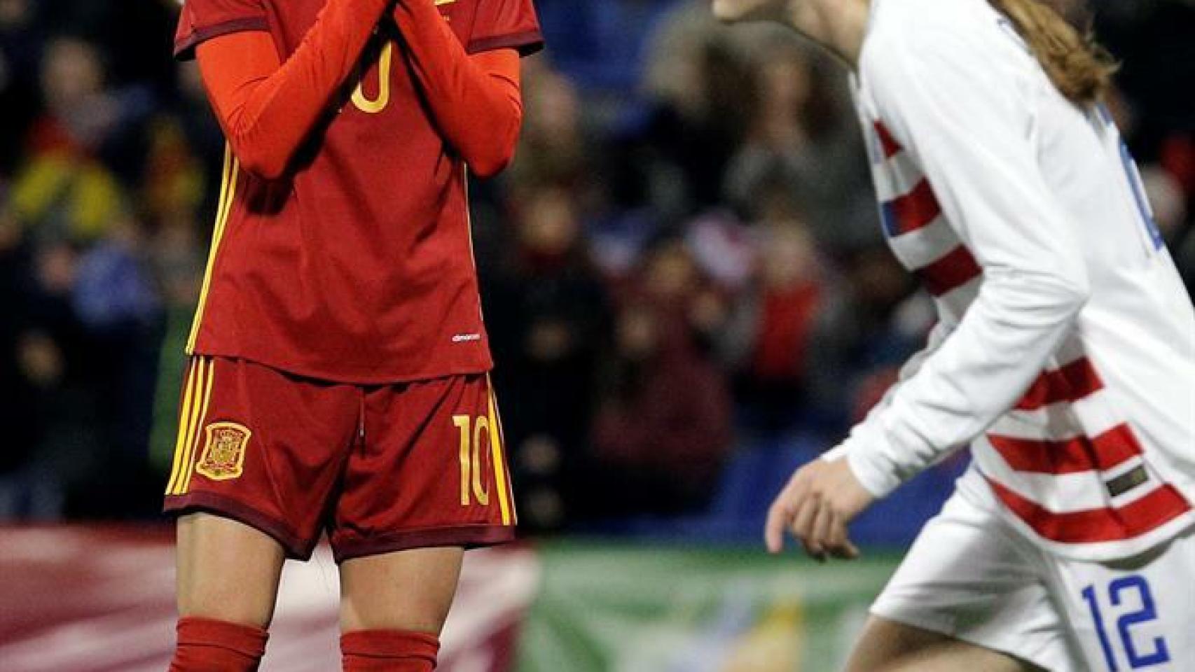 Jenni Hermoso, jugadora de la Selección femenina, se lamenta ante una futbolista estadounidense