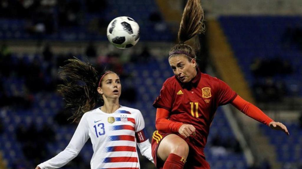 Alexia Putellas, de la Selección femenina, disputa un balón aéreo ante Estados Unidos