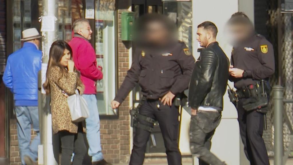 Chabelita y Omar en el momento en que interviene la policía.