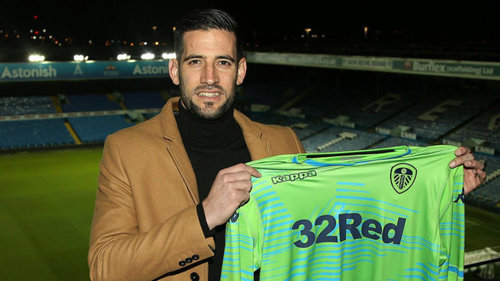 Kiko Casilla en la presentación con el Leeds. Foto: leedsunited.com